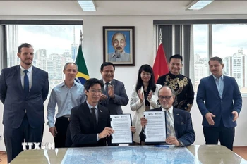 Lễ ký kết Biên bản ghi nhớ (MOU) giữa Phòng Thương mại Brazil-Việt Nam (BVC) và Phòng Thương mại và Công nghiệp Brazil-Việt Nam bang Espírito Santo (CCBV-ES) tại Sao Paulo ngày 7/2. (Ảnh: Đại sứ quán cung cấp)