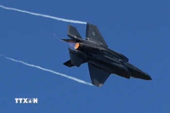 Máy bay F-35 Lightning II của Không lực Mỹ trình diễn tại Triển lãm hàng không quốc tế Abbotsford ở British Columbia, Canada. (Ảnh: THX/TTXVN)