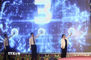 Lãnh đạo Sở Văn hóa, Thể thao và Du lịch Cao Bằng cùng lãnh đạo Cục Văn hóa, Truyền thông, Thể thao và Du lịch thành phố Bách Sắc (Quảng Tây, Trung Quốc) nhấn nút khai trương tuyến du lịch qua biên giới thành phố Cao Bằng – thành phố Bách Sắc. (Ảnh: Quốc Đạt/TTXVN)