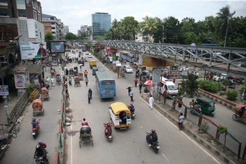 Người dân di chuyển trên đường phố tại Dhaka, Bangladesh. (Ảnh: THX/TTXVN)