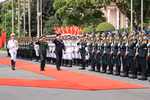 Đại tướng Nguyễn Tân Cương, Tổng Tham mưu trưởng Quân đội nhân dân Việt Nam, Thứ trưởng Bộ Quốc phòng và Đại tướng Uchikura Hiroaki, Tham mưu trưởng Liên quân Nhật Bản duyệt đội danh dự Quân đội nhân dân Việt Nam. (Ảnh: Hằng Trần/Vietnam+)
