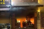 Nhiều người mắc kẹt bên trong đám cháy quán lẩu ốc, cảnh sát TP. Hồ Chí Minh điều xe thang cứu hộ
