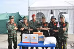 Đoàn Việt Nam tặng quà, cảm ơn sự hỗ trợ của Trung tá Raúl Serrano Chacón trong thời gian thực hiện nhiệm vụ tại Venezuela. (Ảnh: Hoàng Vũ/Vietnam+)