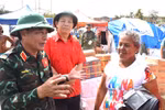 Đoàn Việt Nam thăm hỏi, động viên và tặng quà người dân địa phương. (Ảnh: Hoàng Vũ/Vietnam+)