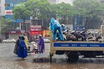 Cảnh sát giao thông Hà Nội hỗ trợ người dân di chuyển trong mưa ngập