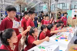 Nhiều học sinh hào hứng tham gia các hoạt động trải nghiệm về an toàn mạng và kỹ năng số tại Lễ phát động chương trình “Bảo vệ và hỗ trợ trẻ em phát triển trên môi trường mạng giai đoạn 2026–2030”. (Ảnh: Hằng Trần/Vietnam+)