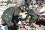Đội công binh tìm cách tiếp cận nạn nhân. (Ảnh: Hoàng Vũ/Vietnam+)