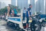 Cảnh sát Giao thông Hà Nội hỗ trợ người dân di chuyển an toàn tại “rốn ngập” An Khánh