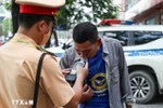 Lực lượng chức năng kiểm tra nồng độ cồn. (Nguồn: TTXVN)