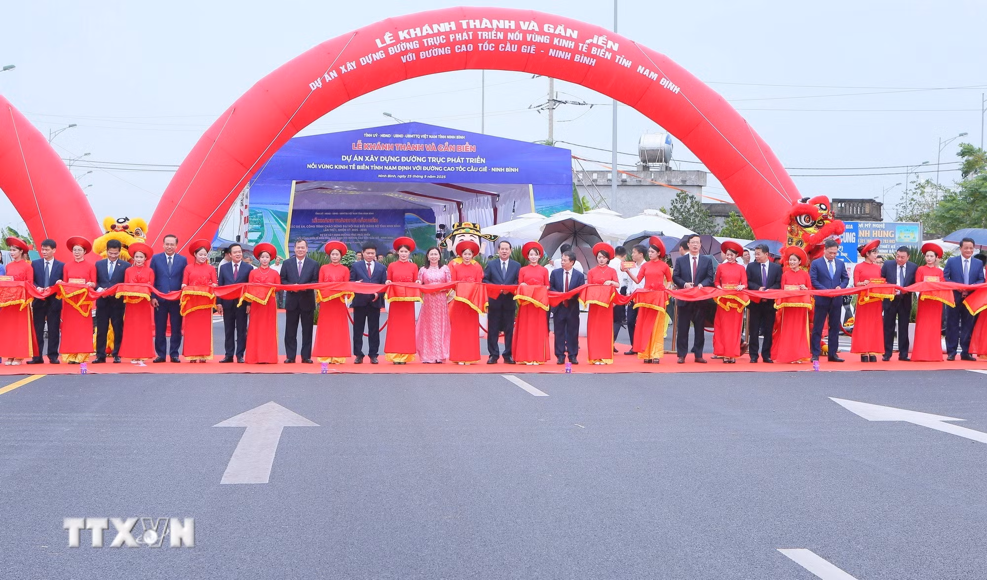 Các đại biểu cắt băng khánh thành dự án xây dựng đường trục phát triển nối vùng kinh tế biển tỉnh Nam Định với đường cao tốc Cầu Giẽ - Ninh Bình. (Ảnh: Công Luật/TTXVN) ttxvn-nb-khanh-thanh-duong.jpg