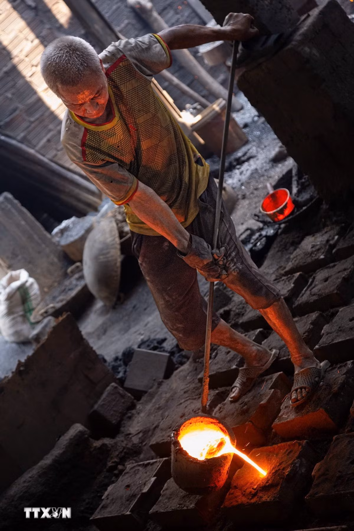 माई डोंग कास्टिंग विलेज - सदियों पुरानी परंपरा को संजोते हुए, नए मूल्यों का निर्माण करते हुए। ttxvn-duc-gang-hai-phong-19.jpg