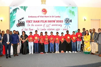 Lãnh đạo Sri Lanka và Đại sứ Trịnh Thị Tâm chúc mừng tiết mục văn nghệ của các em học sinh từ Kandy. (Ảnh: TTXVN phát)