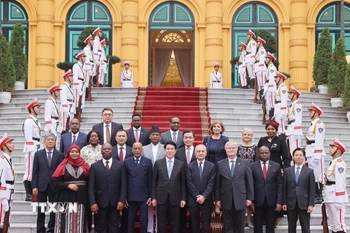 Chủ tịch nước Lương Cường với các Đại sứ đến trình Quốc thư. (Ảnh: Lâm Khánh/TTXVN)
