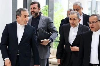 Phái đoàn của Iran, do Ngoại trưởng Abbas Araqchi (trái) dẫn đầu, tới vòng đàm phán thứ 5 với phái đoàn Mỹ tại Đại sứ quán Oman ở Rome, Italy ngày 23/5/2025. (Ảnh: IRNA/TTXVN)