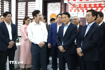 Đại tướng Lương Tam Quang (thứ 2, từ phải sang) kiểm tra công tác bầu cử tại phường Thuận Hóa, thành phố Huế. (Ảnh: Văn Dũng/TTXVN)