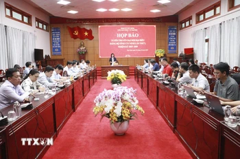 Quang cảnh họp báo, thông tin về công tác chuẩn bị Đại hội đại biểu Đảng bộ tỉnh lần thứ nhất, nhiệm kỳ 2025-2030. (Ảnh: Thanh Bình/TTXVN)