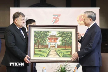 Tổng Bí thư Tô Lâm tặng Hiệu trưởng Trường Đại học Sofia Georgi Valchev bức tranh lưu niệm. (Ảnh: Thống Nhất/TTXVN)