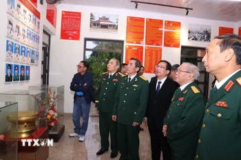 Các đại biểu tham quan Nhà truyền thống của Sư đoàn 304. (Ảnh: Văn Điệp/TTXVN)