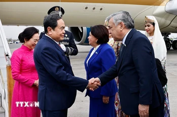 Lễ đón Chủ tịch Quốc hội Trần Thanh Mẫn và Phu nhân tại Sân bay quốc tế Islam Karimov Tashkent. (Ảnh: Doãn Tấn/TTXVN)