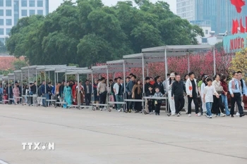 Hàng đoàn người nối đuôi nhau vào Lăng viếng Chủ tịch Hồ Chí Minh. (Ảnh: Hoàng Hiếu/TTXVN)