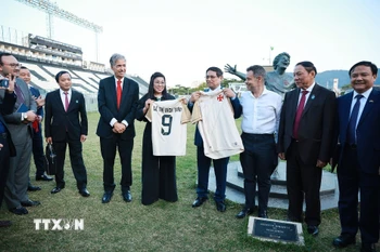 Đại diện Câu lạc bộ bóng đá Vasco da Gama tặng áo thi đấu cho Thủ tướng Phạm Minh Chính và Phu nhân. (Ảnh: Dương Giang/TTXVN)