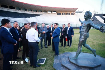 Thủ tướng Phạm Minh Chính tham quan sân thi đấu của Câu lạc bộ bóng đá Vasco da Gama. (Ảnh: Dương Giang/TTXVN)