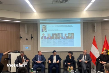 Các khách mời tại diễn đàn. (Nguồn: Vietnam+)