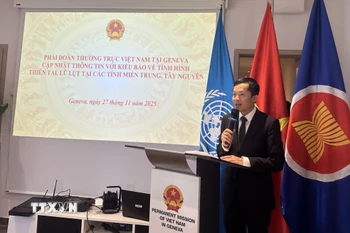 Công sứ Cung Đức Hân - Đại biện lâm thời Phái đoàn Việt Nam tại Geneva - phát biểu tại buổi gặp mặt, cung cấp thông tin tình hình trong nước và kêu gọi kiều bào đóng góp hỗ trợ đồng bào vùng lũ. (Ảnh: TTXVN phát)