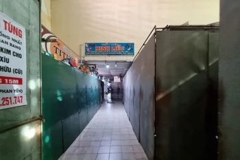 Chợ vốn vắng khách nay lại vắng bóng tiểu thương. (Ảnh: Nguyễn Thành/TTXVN)