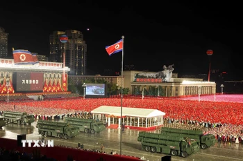 Quang cảnh Lễ duyệt binh kỷ niệm 80 năm thành lập Đảng Lao động Triều Tiên. (Ảnh: Thống Nhất/TTXVN)