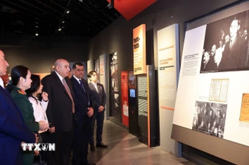 Chủ tịch Hạ viện Jordan Mazen Turki El Qadi tham quan các gian trưng bày tại Bảo tàng Lịch sử Quân sự Việt Nam. (Ảnh: Tuấn Anh/TTXVN)