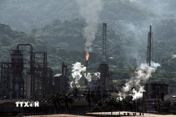 Một nhà máy lọc dầu của Tập đoàn dầu khí quốc gia Venezuela ở Puerto La Cruz, bang Anzoategui, Venezuela. (Ảnh: France24/TTXVN)