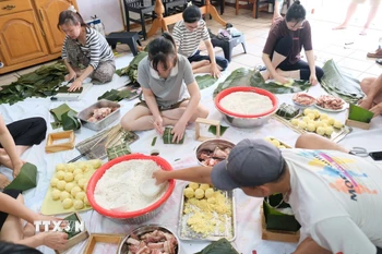 Ngày gói bánh chưng luôn là ngày được mong chờ nhất. (Ảnh: Hồng Minh/TTXVN)
