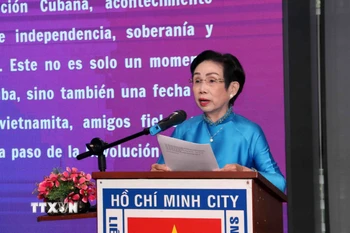 Bà Trương Thị Hiền, Chủ tịch Hội hữu nghị Việt Nam-Cuba Thành phố Hồ Chí Minh, phát biểu chúc mừng. (Ảnh: Xuân Khu/TTXVN)