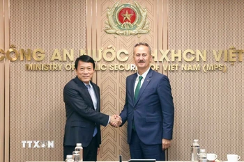 Đại tướng Lương Tam Quang, Bộ trưởng Bộ Công an tiếp Chủ tịch Cơ quan Công nghiệp quốc phòng Thổ Nhĩ Kỳ Haluk Gorgun. (Ảnh: Phạm Kiên/TTXVN)