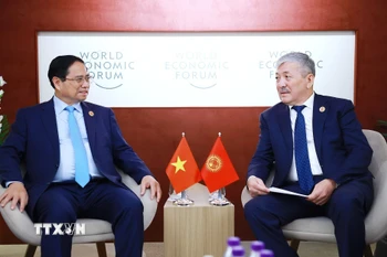 Thủ tướng Phạm Minh Chính gặp Thủ tướng Kyrgyzstan Adylbek Kasimalyev. (Ảnh: Dương Giang/TTXVN)