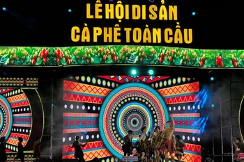 Các tiết mục trong đêm nghệ thuật “Bay lên di sản càphê toàn cầu” khai mạc Lễ hội Di sản Càphê Toàn cầu. (Nguồn: Vietnam+)