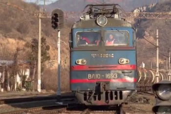 Một đoàn tàu chở khoảng 1.300 tấn xăng do Azerbaijan sản xuất đã đi qua Gruzia để vào Armenia. (Nguồn: Arka)