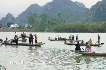 Lực lượng chức năng và người dân địa phương tích cực tìm kiếm nạn nhân mất tích. (Ảnh: TTXVN phát)