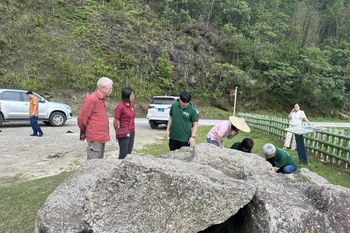 Đoàn chuyên gia tổ chức thực địa tại điểm di sản thuộc tuyến phía Tây "Khám phá Phja Oắc - Vùng núi của những đổi thay." (Ảnh: TTXVN phát)