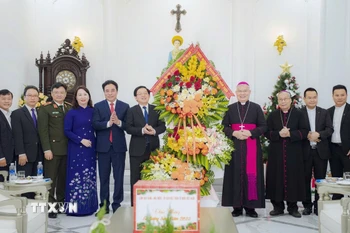 Phó Thủ tướng Chính phủ Hồ Quốc Dũng cùng đoàn công tác đến thăm, chúc mừng Tổng Giám mục Đặng Đức Ngân cùng các linh mục, chức sắc, tu sỹ Giáo phận Huế nhân dịp Lễ Giáng sinh năm 2025. (Ảnh: Văn Dũng/TTXVN)