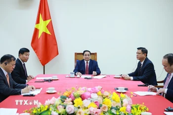 Thủ tướng Phạm Minh Chính điện đàm với Thủ tướng Singapore Lawrence Wong. (Ảnh: Dương Giang/TTXVN)