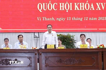 Chủ tịch Quốc hội Trần Thanh Mẫn và đại biểu Quốc hội tiếp xúc cử tri sau Kỳ họp thứ 10 tại thành phố Cần Thơ. (Ảnh: Doãn Tấn/TTXVN)