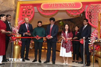 Đại sứ Trịnh Thị Tâm cùng các đại biểu Sri Lanka cắt băng khai trương Tuần lễ Ẩm thực Việt Nam. (Ảnh: TTXVN phát)