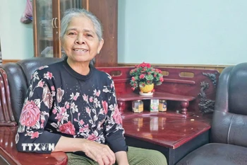 Bà Rơ Châm H'Yéo được đồng đội và người dân gọi là “Con chim Chơrao đầu đàn” - biểu tượng của sự dũng cảm và nhân hậu giữa đại ngàn Tây Nguyên. (Ảnh: Hồng Điệp/TTXVN)