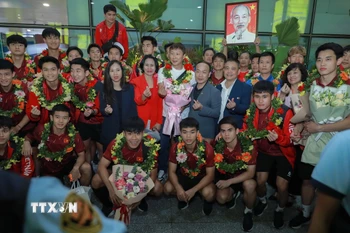 Lãnh đạo Cục Thể dục thể thao và người hâm mộ chụp ảnh lưu niệm cùng đội tuyển Việt Nam. (Ảnh: Phan Phương/TTXVN)