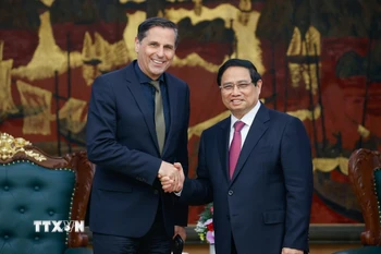 Thủ tướng Phạm Minh Chính tiếp ông Klaus Zellmer, Chủ tịch Tập đoàn Skoda Auto (Cộng hòa Séc). (Ảnh: Dương Giang/TTXVN)