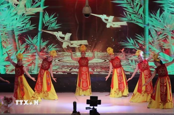 Một tiết mục múa trong chương trình do các hội viên Hội Phụ nữ Việt Nam tại Cộng hòa Séc biểu diễn. (Ảnh: Việt Thắng/TTXVN)