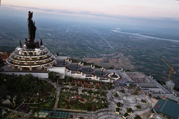 Đỉnh núi Bà Đen ở Tây Ninh với nhiều công trình tạo dấu ấn hút khách du lịch. (Ảnh: Thanh Tân/TTXVN)