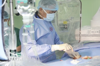 Bác sỹ Bệnh viện Gia An 115, Thành phố Hồ Chí Minh thực hiện đặt cùng lúc 5 stent graft cho bệnh nhân Campuchia bị phình động mạch. (Ảnh: TTXVN phát)